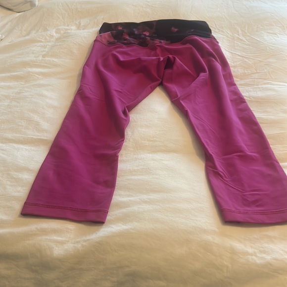 Lulu lemon capri pants. No size. But they are an 8. GUC - Picture 3 of 3